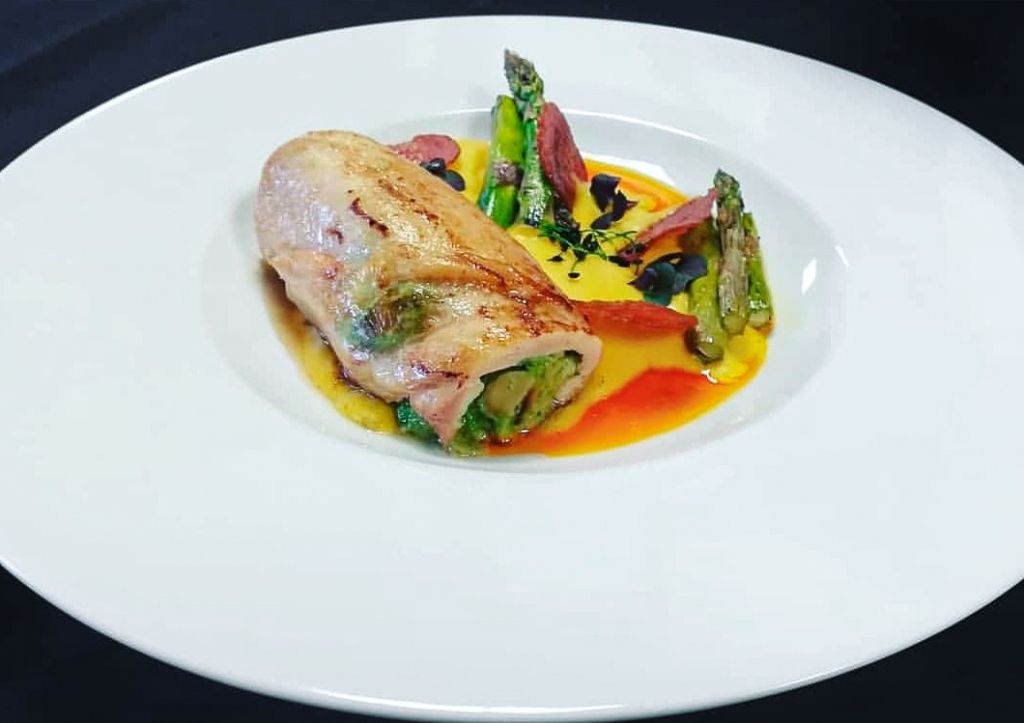 Recept Kuracia balotínka so zemiakovo-zázvorovým krémom, omáčka Red curry a grilovaná špargľa na Gastromenu.sk