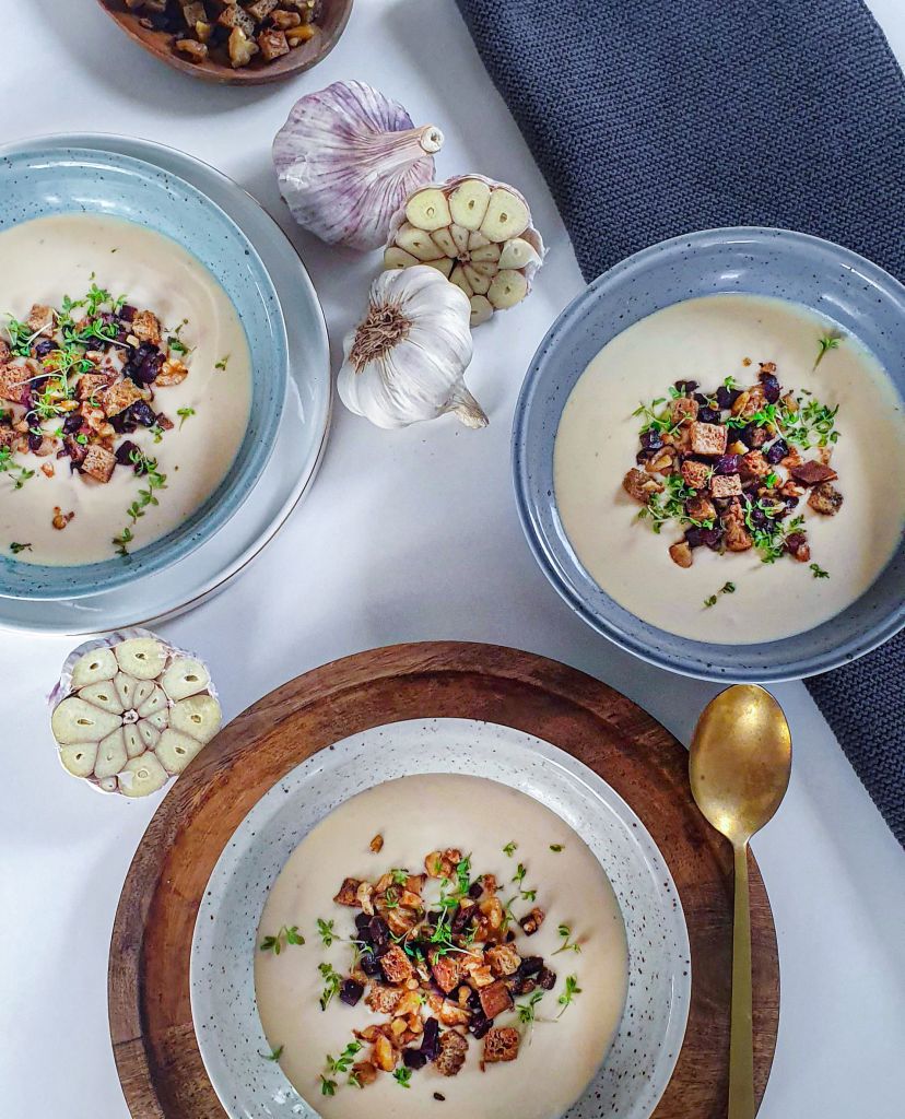 Recept Polévka z pečeného česneku a pečené petržele doplněnou o slanou granolu na Gastromenu.sk